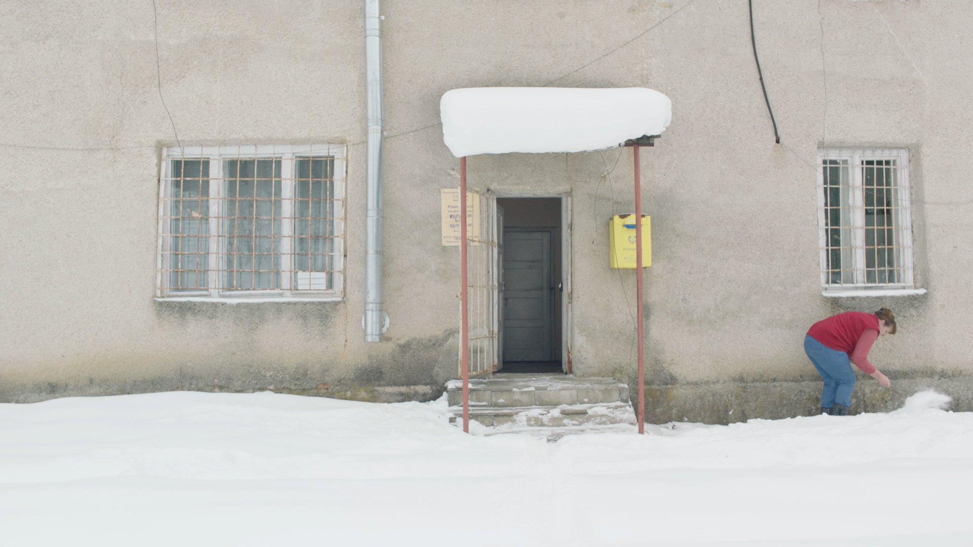 Verschneiter Eingang zu einem Haus.
